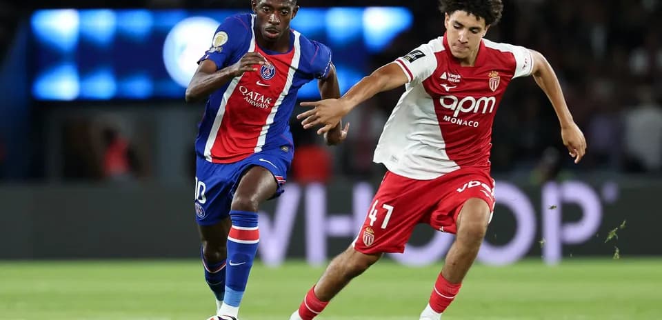 Jugador de PSG y Mónaco compitiendo por el balón