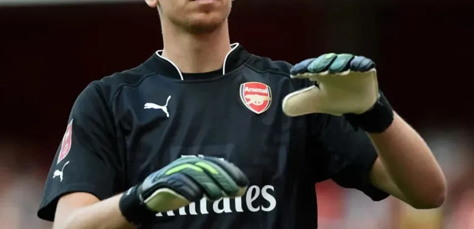Portero de Arsenal preparándose para el partido