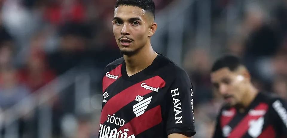 Jugador de Atlético Paranaense en el campo