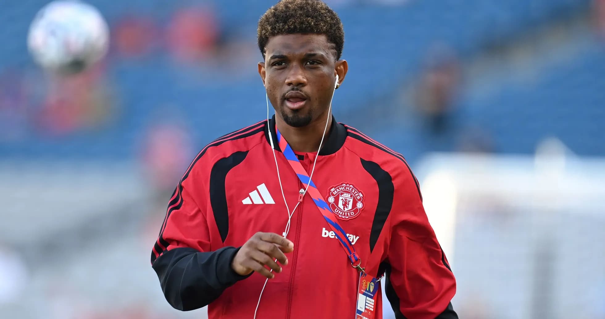 Jugador de Manchester United durante calentamiento previo
