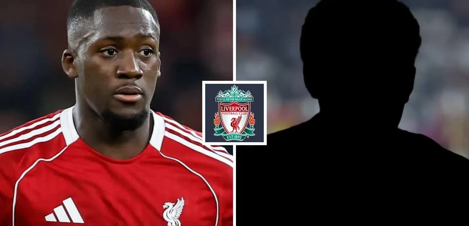 Jugador de Liverpool en uniforme rojo, fondo difuminado