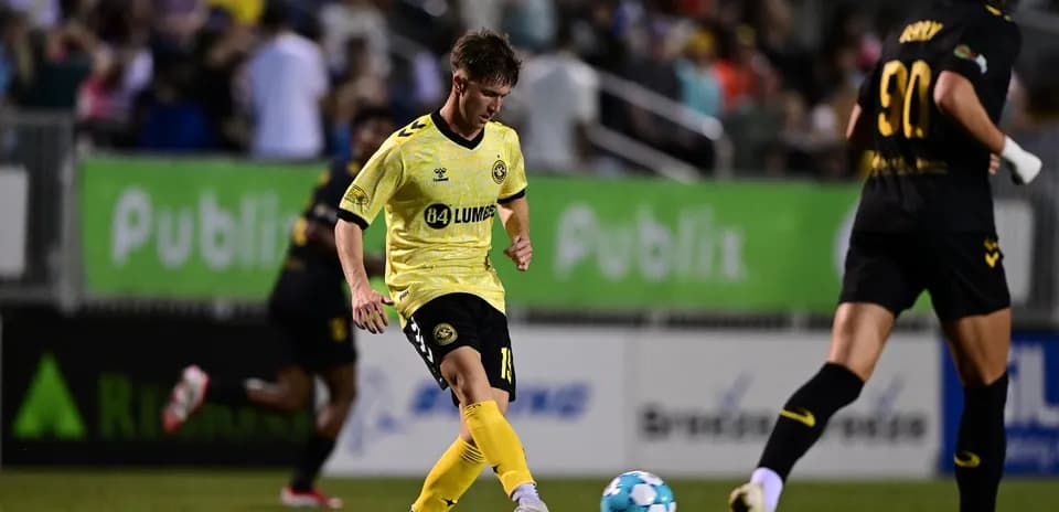 Jugador del Charleston Battery en acción