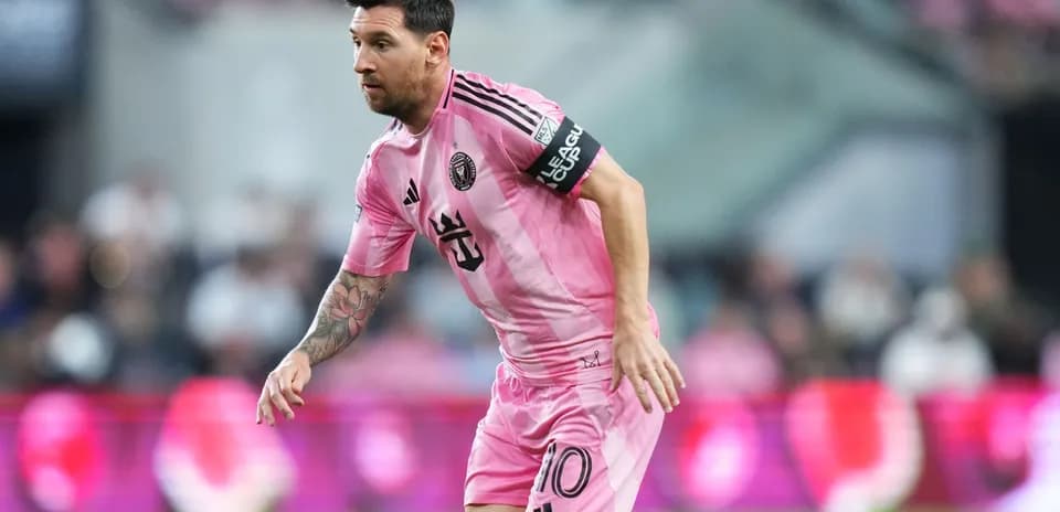 Lionel Messi corriendo durante un partido con Inter Miami