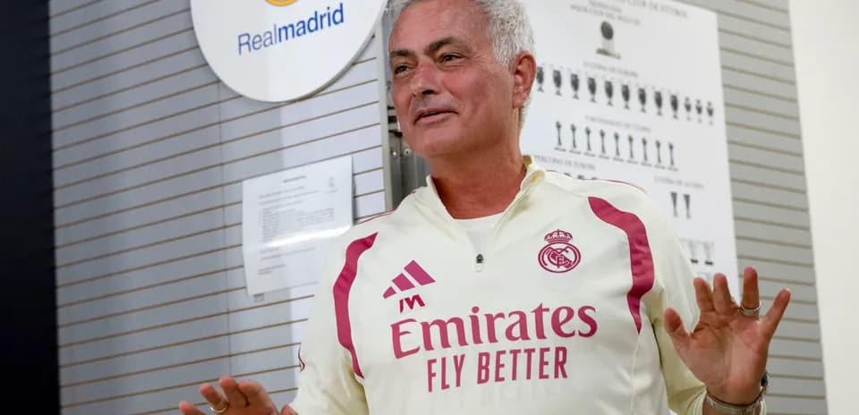 Entrenador hablando en sala de prensa de Real Madrid