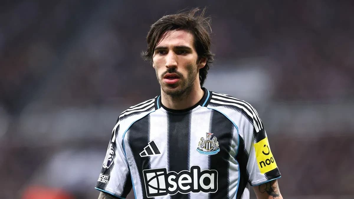 Jugador de Newcastle con camiseta y banda de capitán