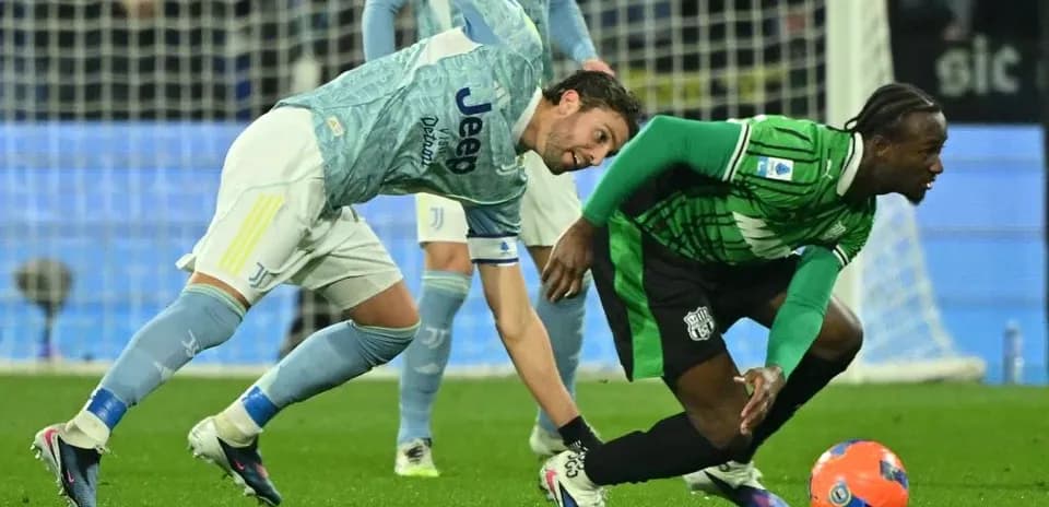 Jugador de Sassuolo intenta recuperar el balón