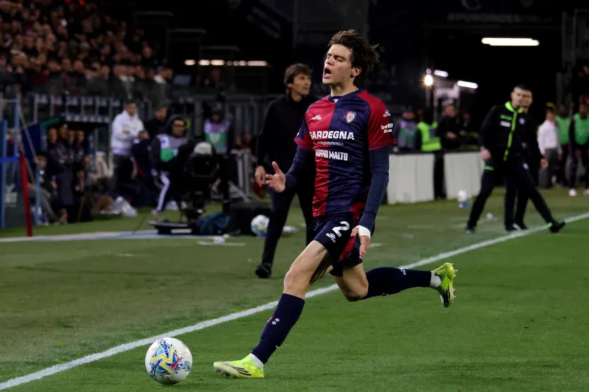 Jugador de Cagliari corriendo con el balón en el campo