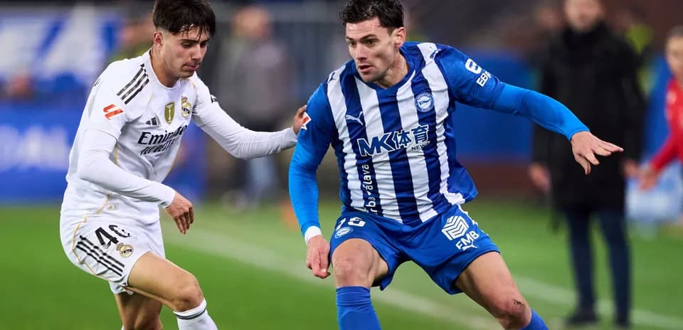 Jugador de Deportivo Alavés driblando a rival de Real Madrid