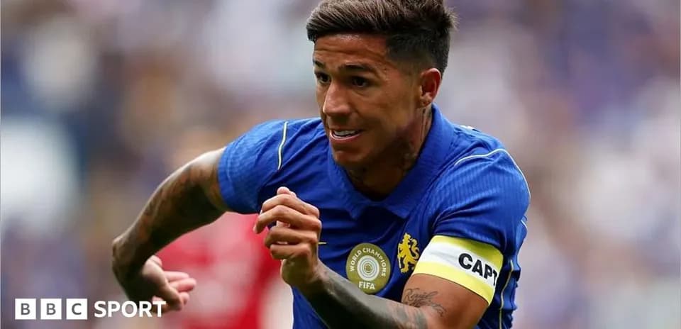 Jugador corriendo con camiseta de Chelsea durante partido