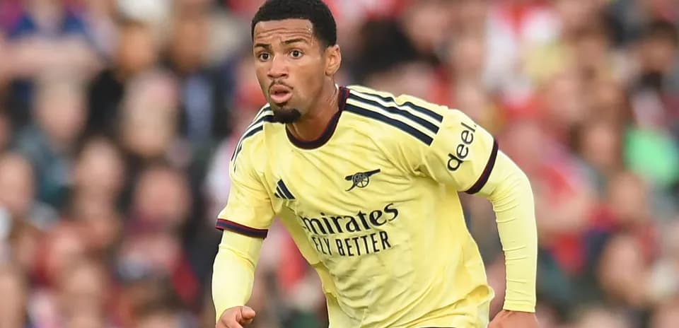 Jugador de Arsenal corriendo durante un partido