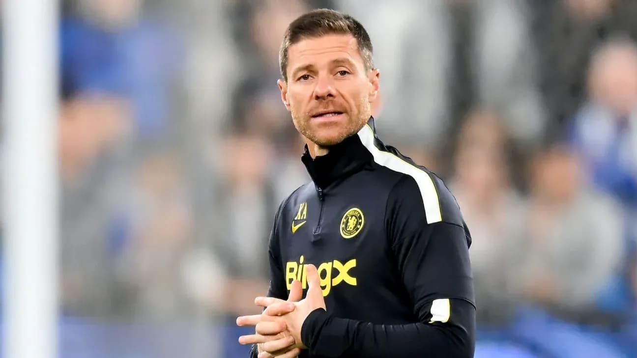 Entrenador en el campo durante un partido