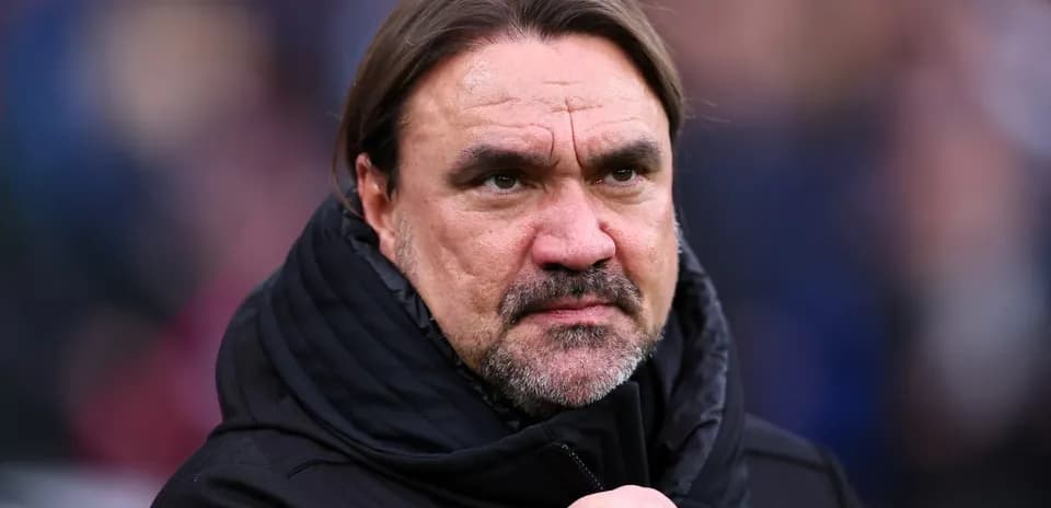 Entrenador observando el partido desde la línea lateral