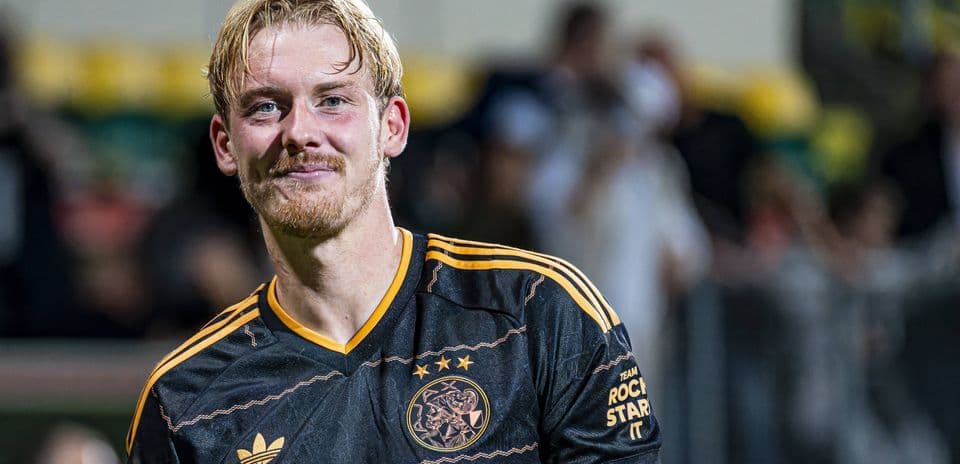 Jugador sonriente con camiseta de Ajax después del partido