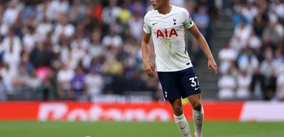 Jugador de Tottenham en el campo con balón