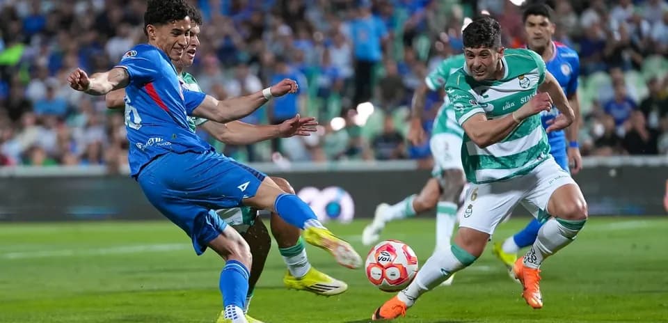 Jugador de Cruz Azul desafiando a Santos Laguna