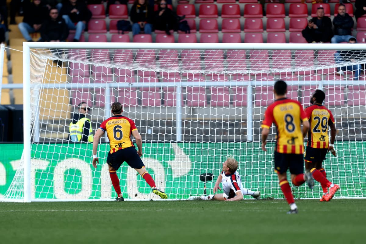 Gol de Lecce durante partido contra Genoa Gol de Lecce durante partido contra Genoa