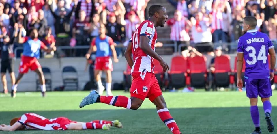 Jugador de Pacific FC celebrando un gol