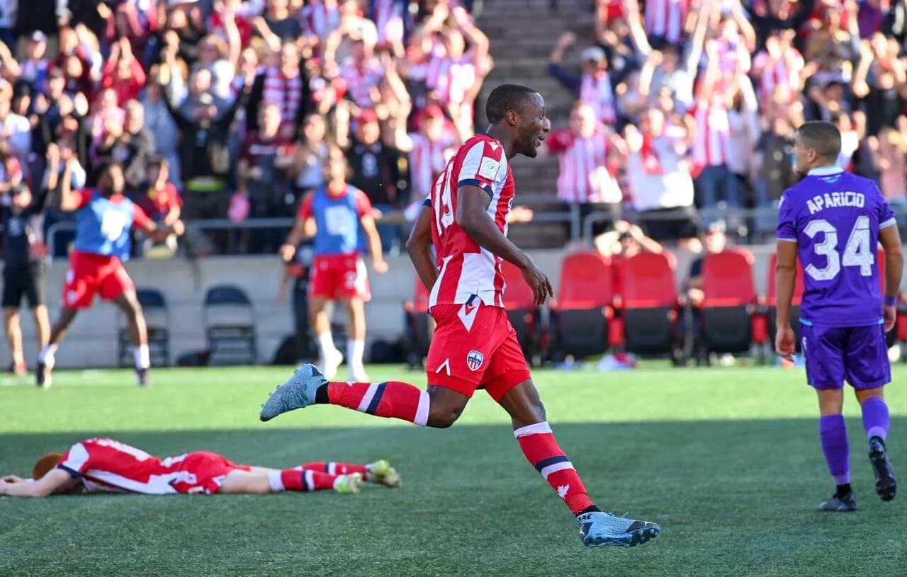 Jugador de Pacific FC celebrando un gol