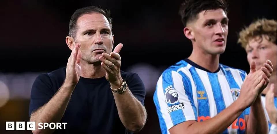Entrenador aplaudiendo con jugador al lado