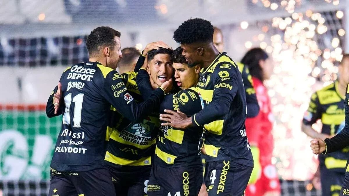 Jugadores de Santos Laguna celebrando un gol