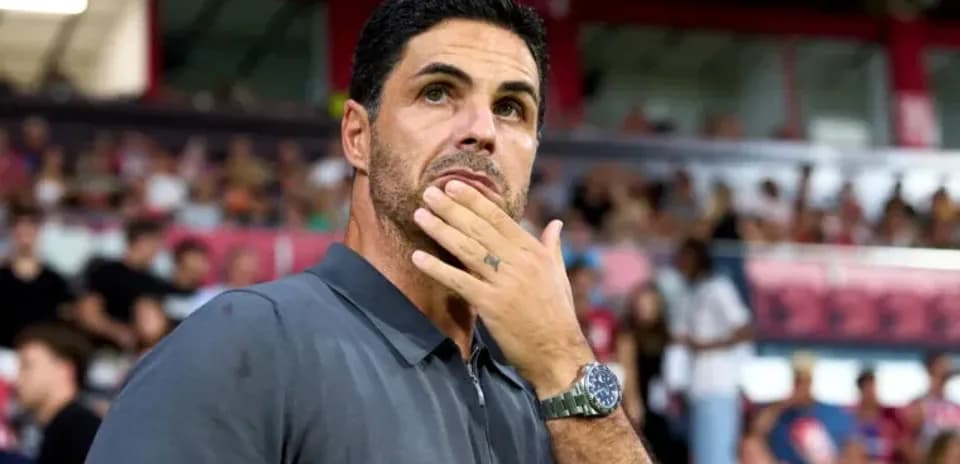 Entrenador pensativo durante un partido en el estadio
