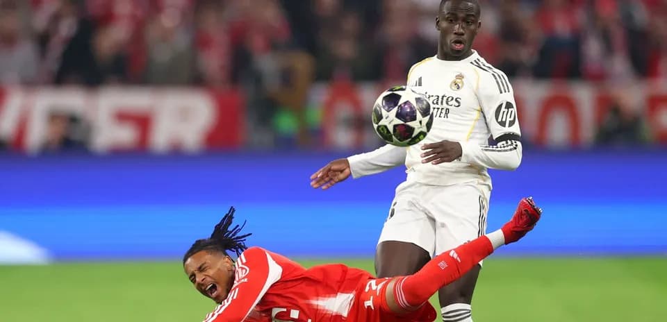 Jugador de Real Madrid controla el balón mientras rival cae