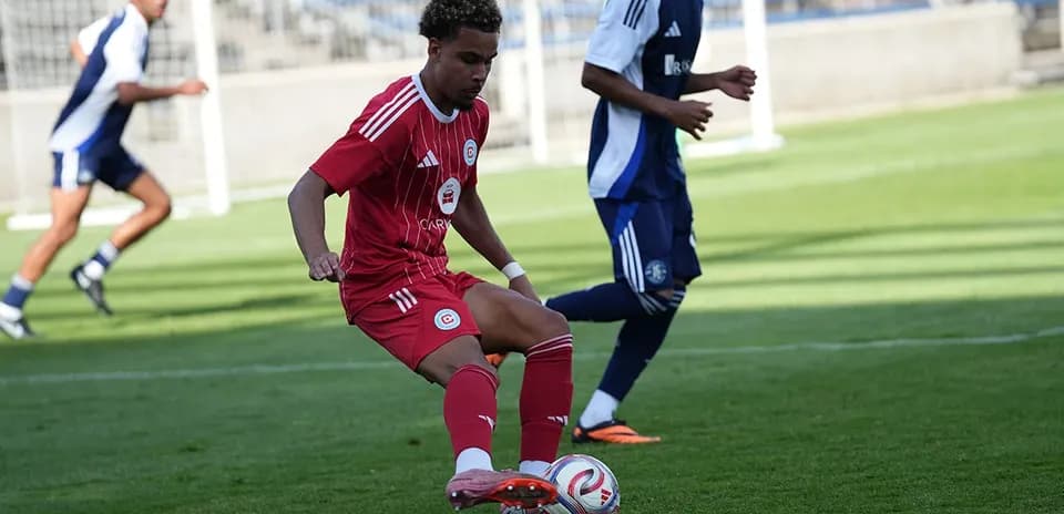 Jugador del Chicago Fire II controlando el balón