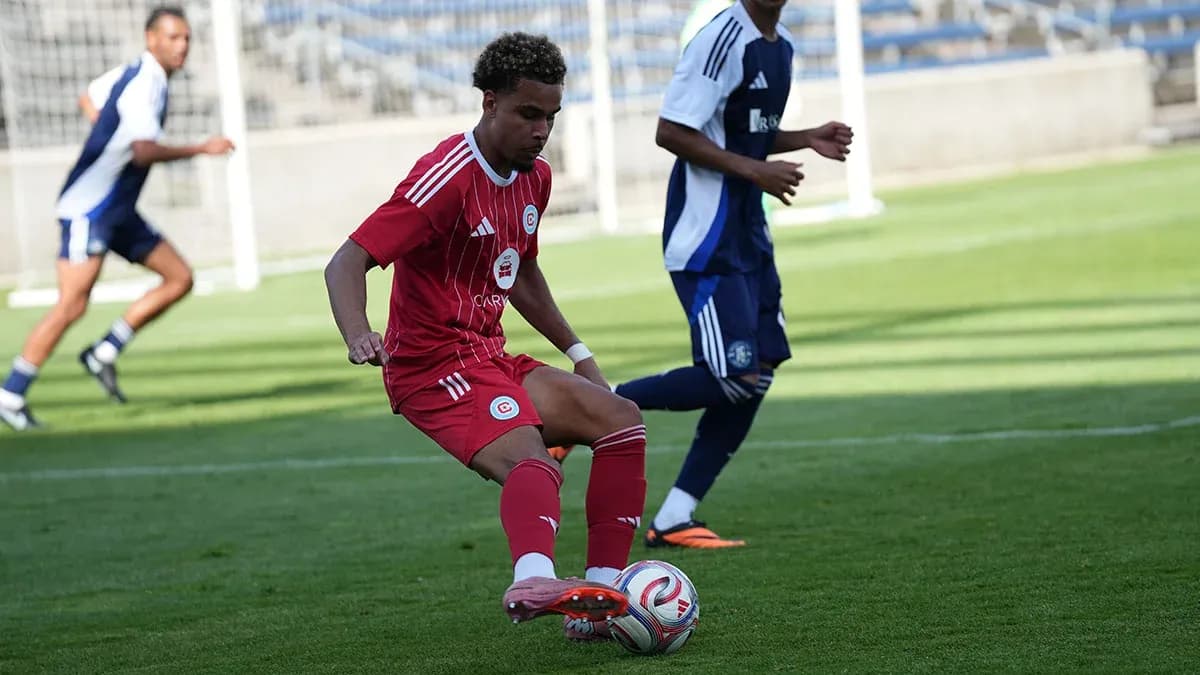 Jugador del Chicago Fire II controlando el balón