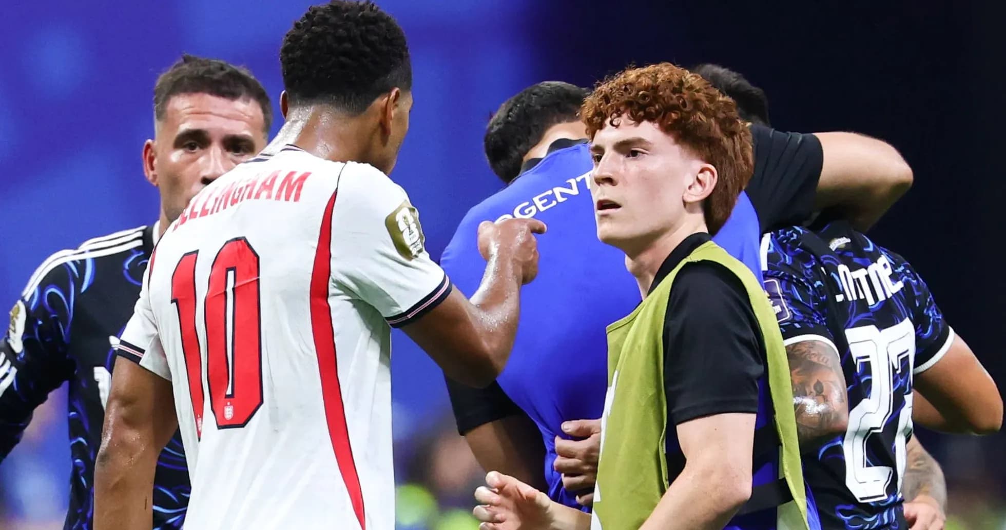 Jugadores discutiendo durante un partido de fútbol