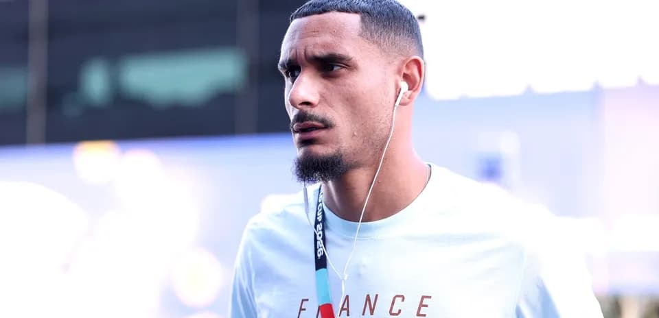 Jugador con auriculares caminando antes del partido