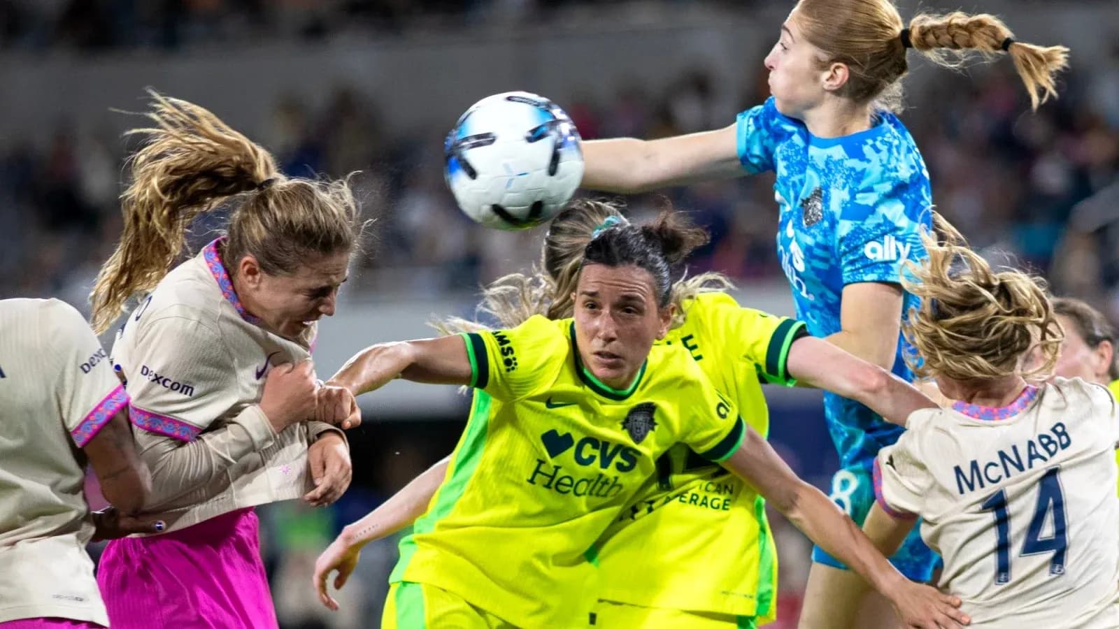 Acción de juego entre Houston Dash y San Diego Wave