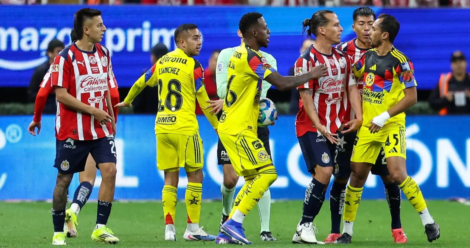 Jugadores de Club América y Chivas en confrontación