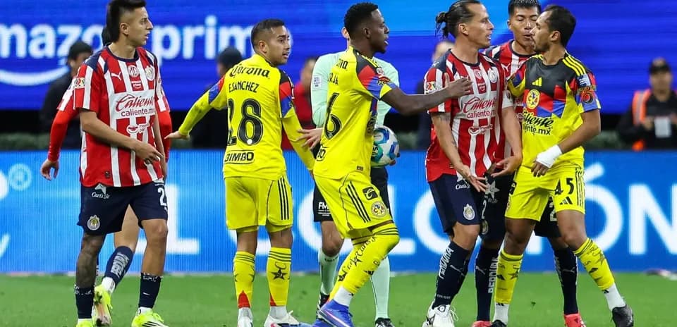 Jugadores de Club América y Chivas en confrontación