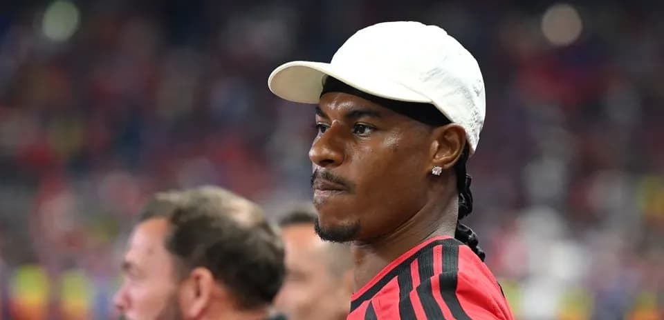 Jugador observando el partido desde la banca