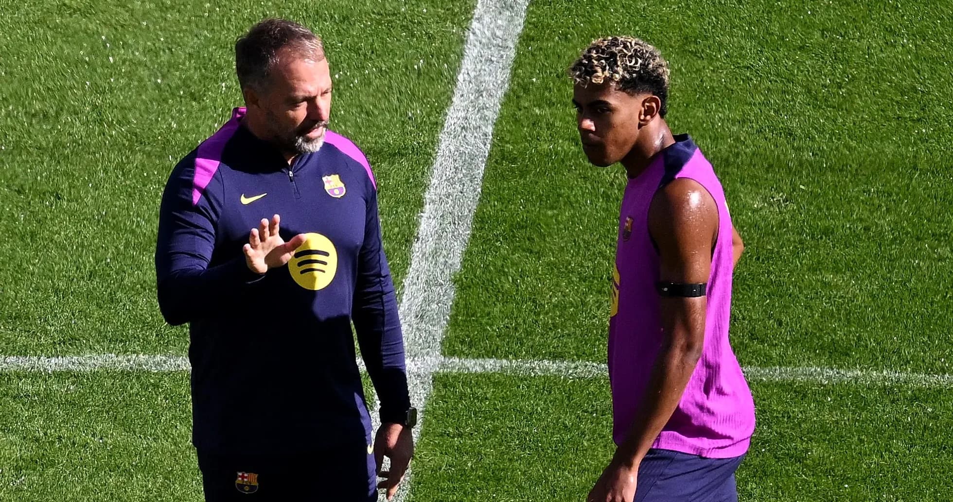 Entrenador hablando con jugador durante entrenamiento
