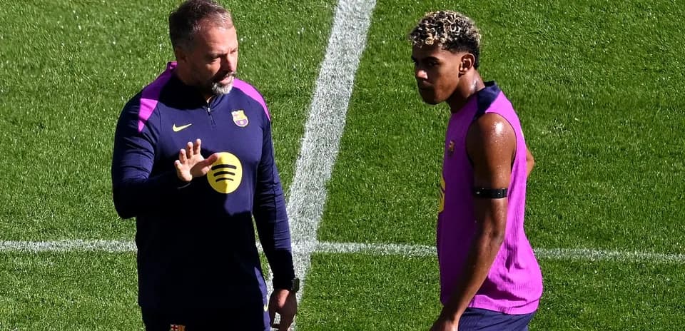 Entrenador hablando con jugador durante entrenamiento