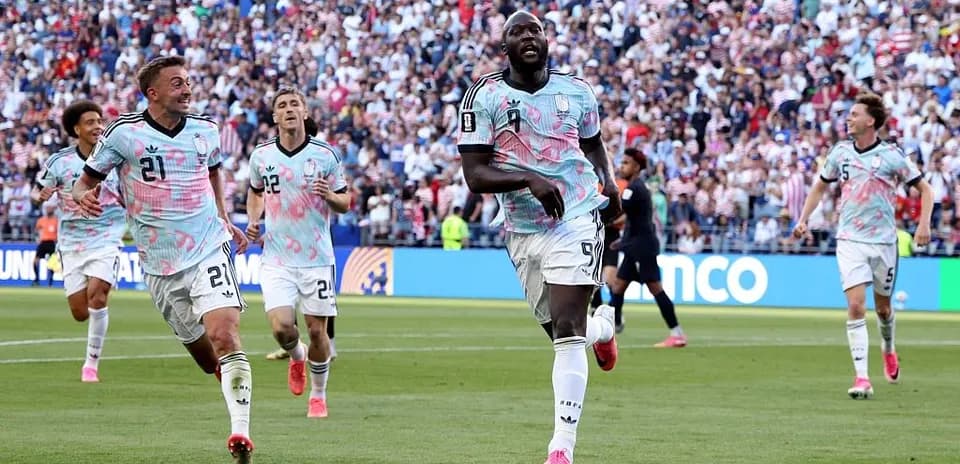 Jugadores celebrando un gol en el partido