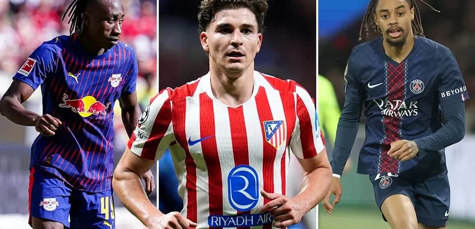 Tres jugadores de fútbol en acción en el campo