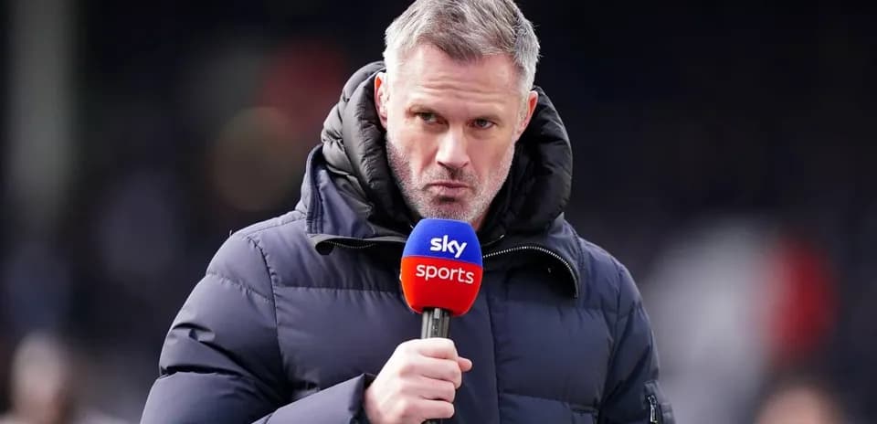 Presentador hablando con micrófono de Sky Sports