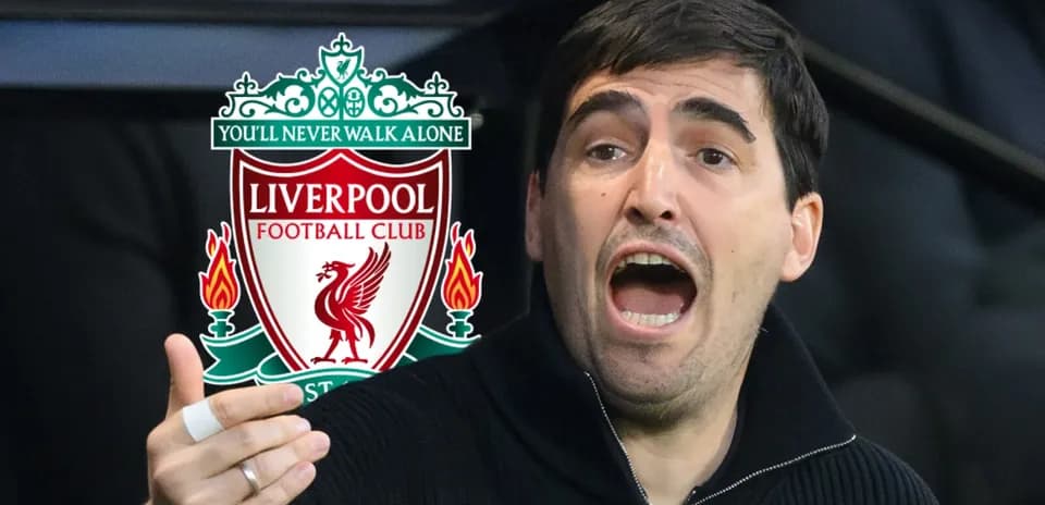 Hombre hablando enérgicamente con logo de Liverpool detrás