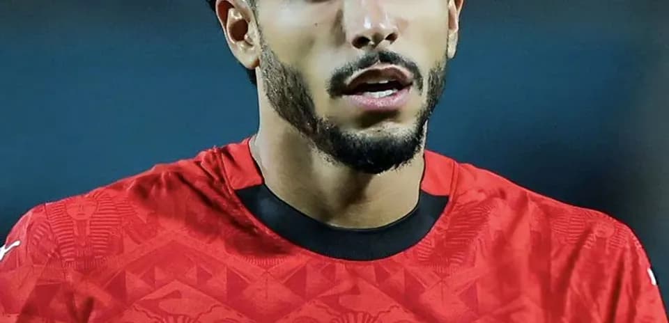 Jugador de Egipto en camiseta roja con el número 22