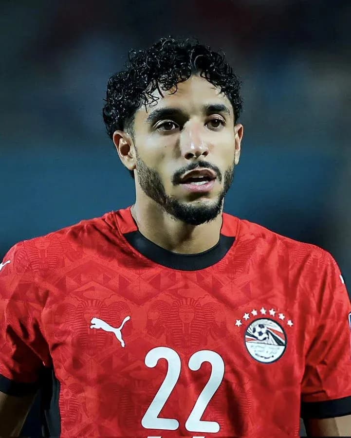 Jugador de Egipto en camiseta roja con el número 22