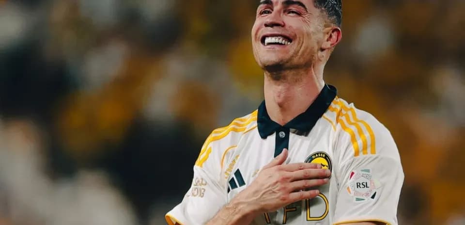 Jugador sonriendo y celebrando en el campo