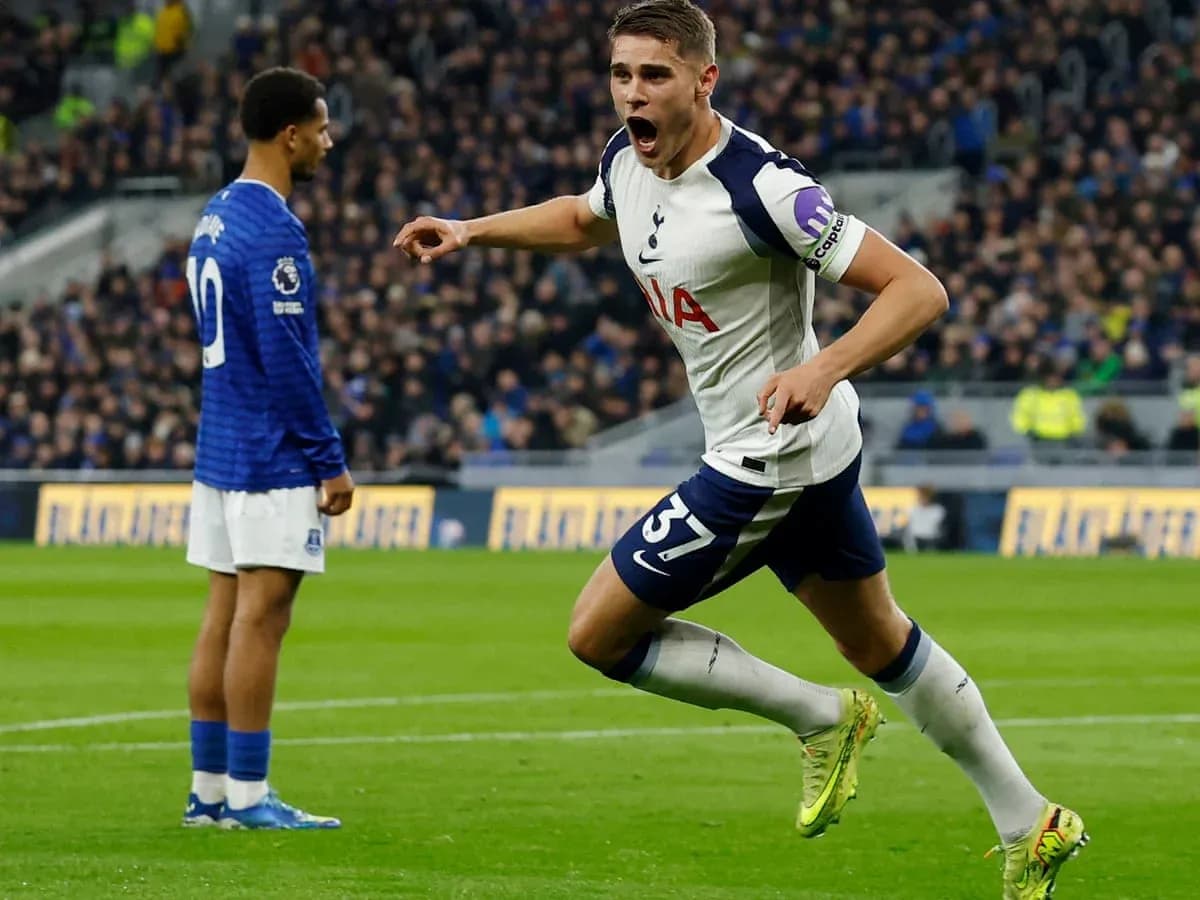 Jugador de Tottenham celebra un gol contra Everton