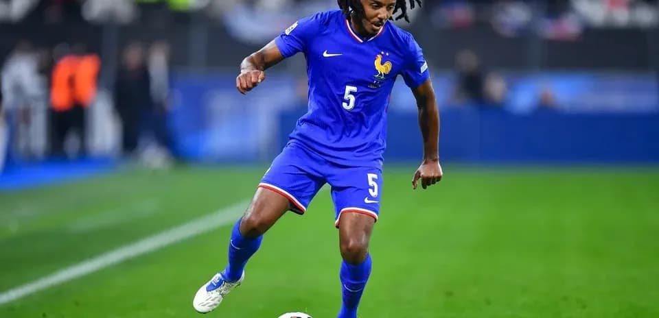 Jugador de Francia con balón en el campo