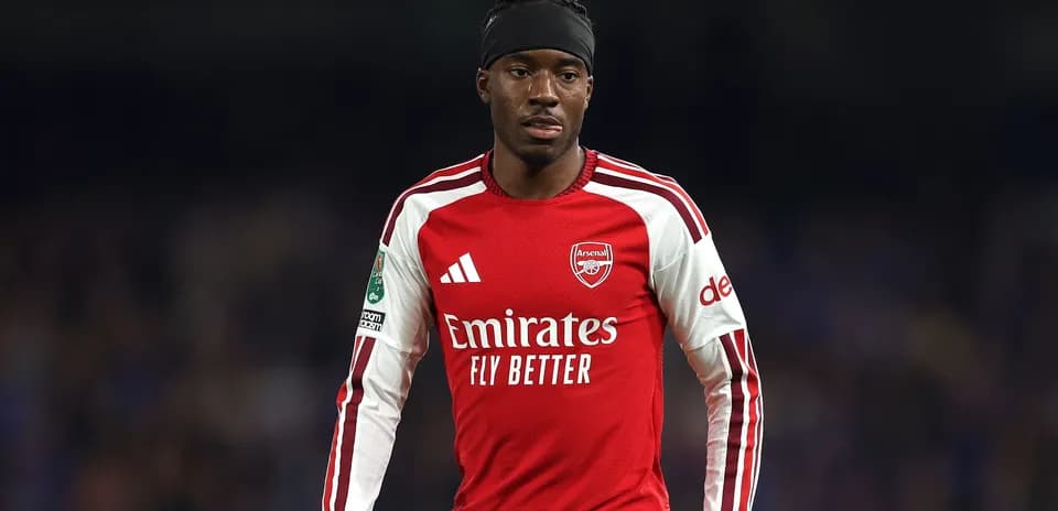 Jugador de Arsenal en uniforme rojo durante el partido