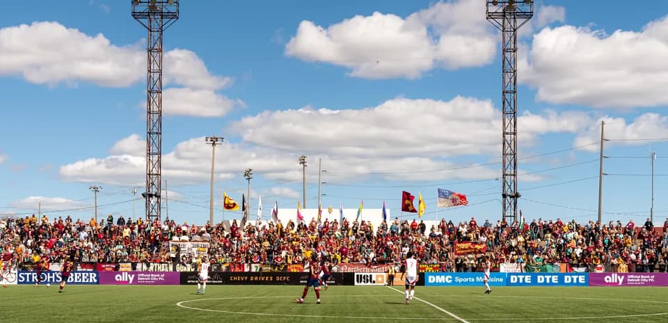Aficionados en el estadio durante el partido