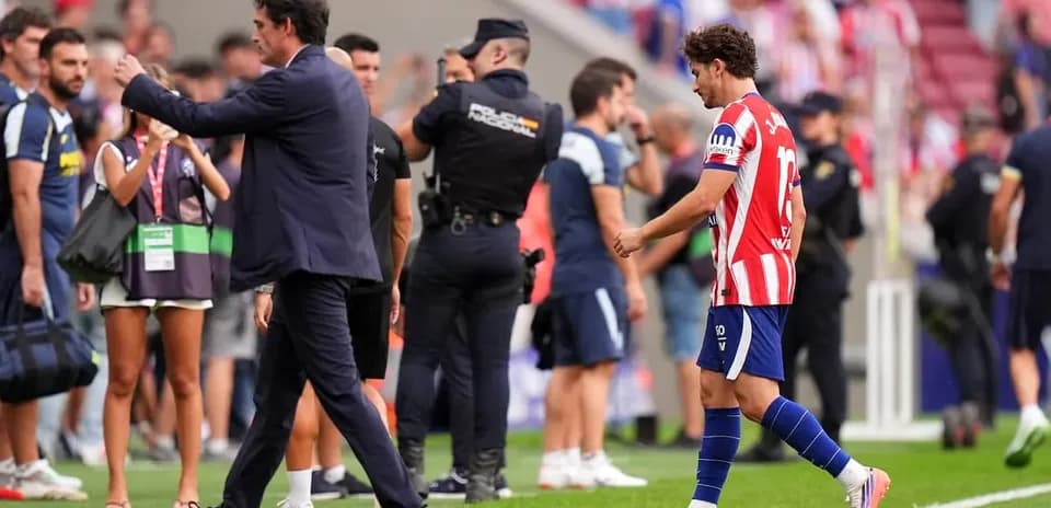 Entrenador saludando mientras jugador abandona el campo