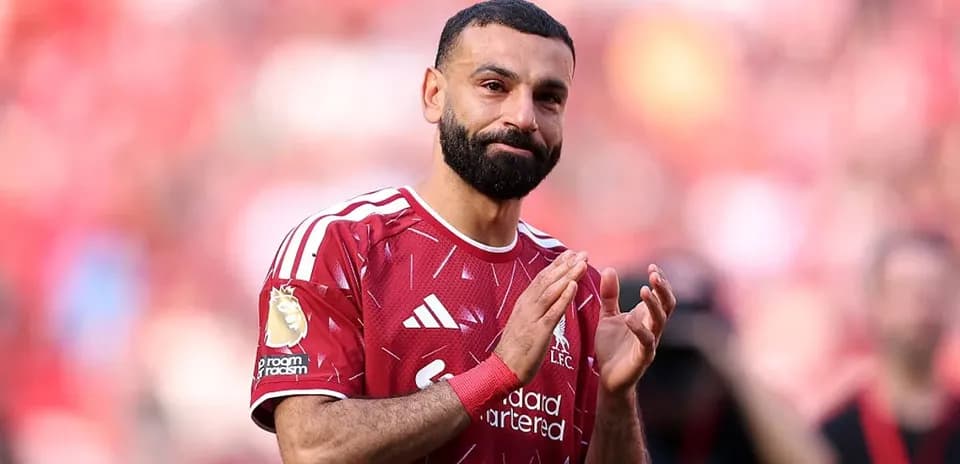 Jugador de Liverpool aplaudiendo a la afición