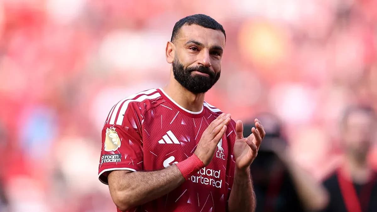 Jugador de Liverpool aplaudiendo a la afición